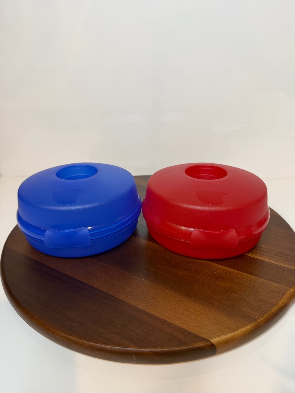 Tupperware Bagel Keeper Round Sandwich Container Set Red Blue Hinged Lunch Box
